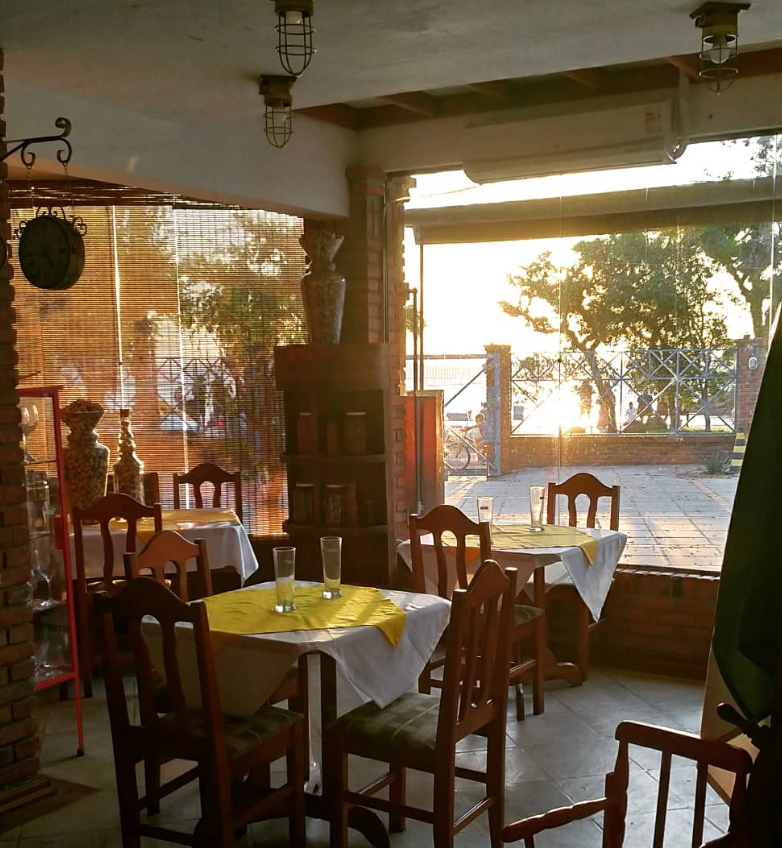 Ambiente acolhedor do salão com vista para o Guaíba